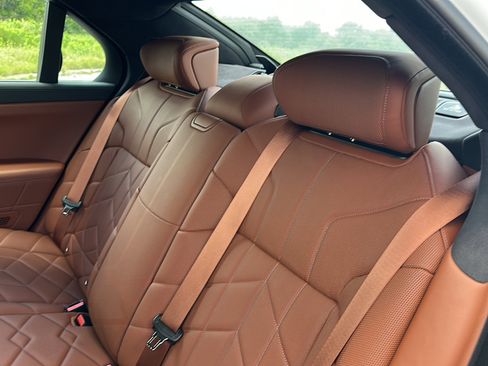 New 2024 BMW i7 xDrive60 w/ Executive Package image 15