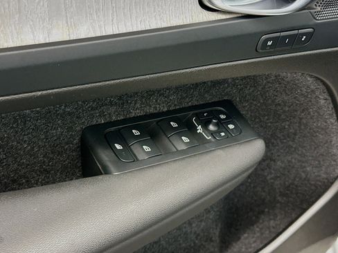 Used 2025 Volvo XC40 B5 Plus image 15