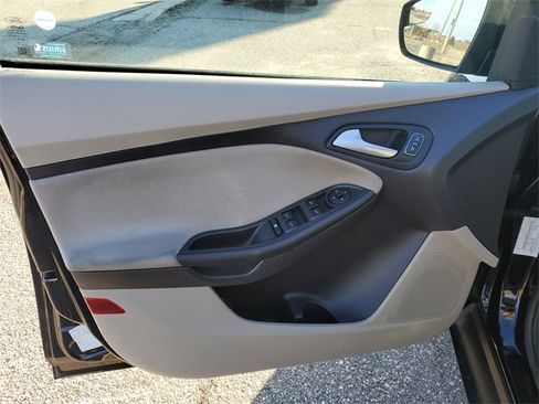 Used 2017 Ford Focus SE image 8