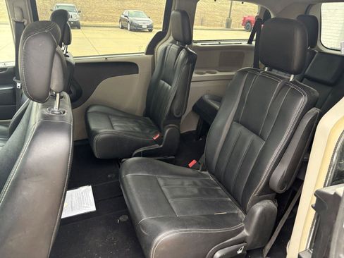 Used 2015 Chrysler Town & Country Touring w/ Driver Convenience Group image 20