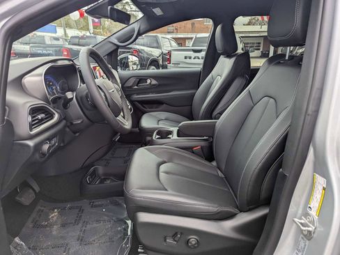 New 2026 Chrysler Voyager LX FWD image 7