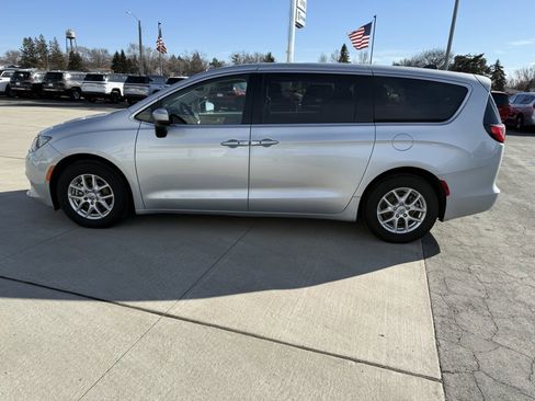Used 2023 Chrysler Voyager LX image 5