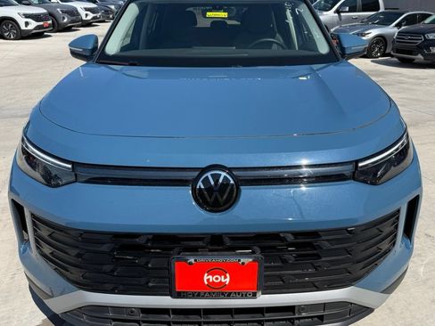 Certified 2025 Volkswagen Tiguan SE FWD image 4