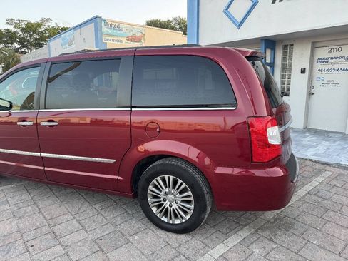 Used 2014 Chrysler Town & Country Touring-L w/ Driver Convenience Group FWD image 4