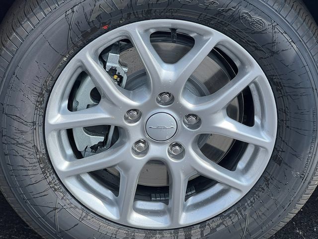 New 2027 Chrysler Pacifica Select FWD image 7