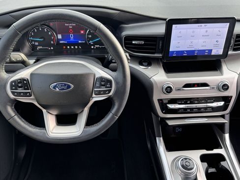 Used 2022 Ford Explorer XLT w/ Equipment Group 202A image 11