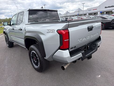 Used 2025 Toyota Tacoma TRD Off-Road AWD/4WD image 8