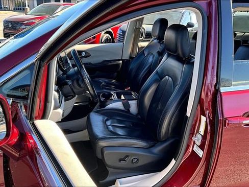 Used 2017 Chrysler Pacifica Touring-L w/ Tire & Wheel Group image 18