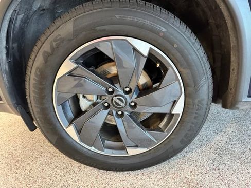 Used 2025 Nissan Rogue SV FWD image 17