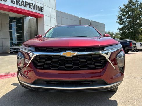 Used 2025 Chevrolet Trax LT FWD image 3