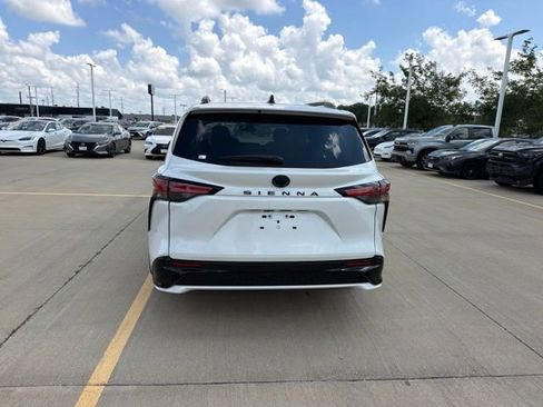 Used 2023 Toyota Sienna XSE FWD image 5