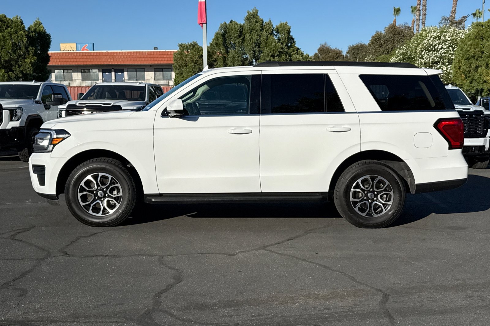 Used 2024 Ford Expedition XLT AWD/4WD image 8