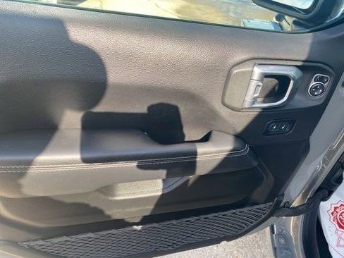 Used 2023 Jeep Gladiator Overland image 17