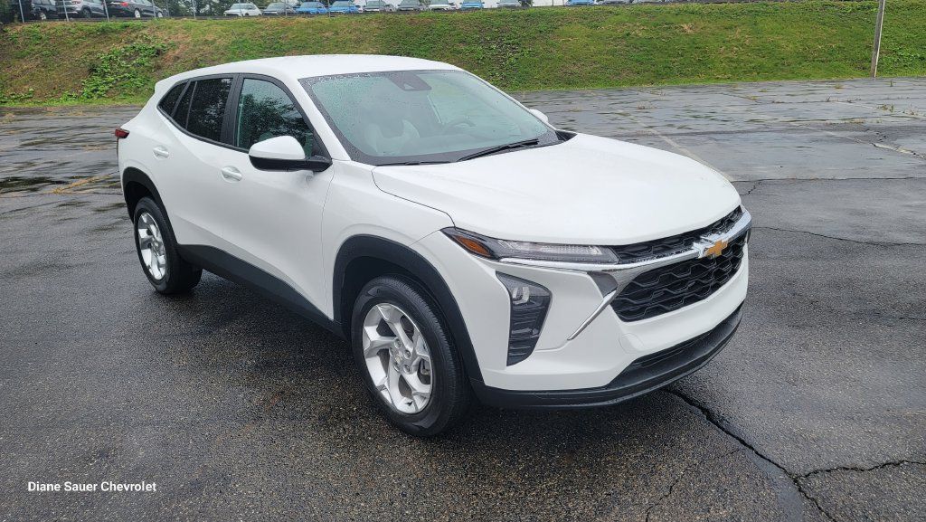 Used 2024 Chevrolet Trax LS w/ LS Convenience Package FWD image 16