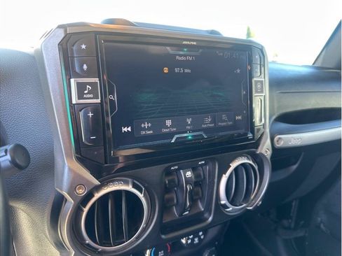 Used 2016 Jeep Wrangler Unlimited Rubicon w/ Connectivity Group AWD/4WD image 25