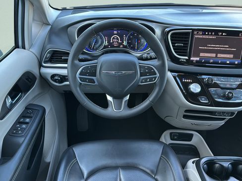 Used 2023 Chrysler Pacifica Touring-L FWD image 10