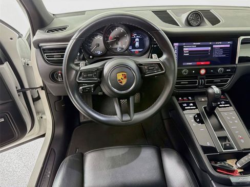 Certified 2022 Porsche Macan AWD/4WD image 18