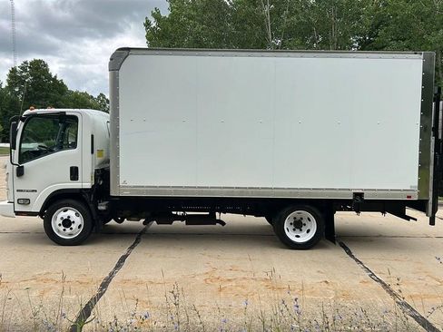 Used 2018 Isuzu NPR RWD image 17