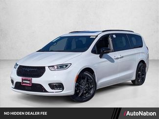 New 2026 Chrysler Pacifica Limited w/ Uconnect Theater Family Group FWD video 1