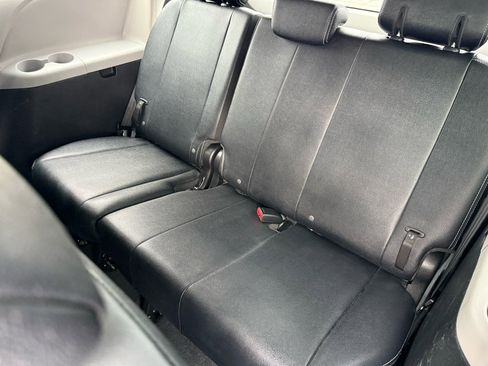 Used 2020 Toyota Sienna SE image 27