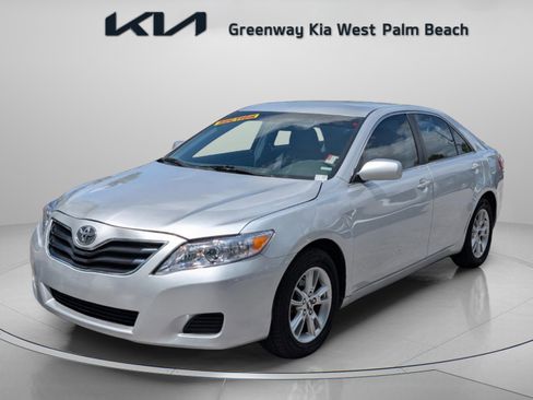 Used 2010 Toyota Camry LE FWD image 3