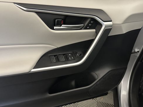 Used 2025 Toyota RAV4 XLE Premium image 37