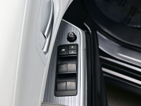 Used 2025 Toyota Sienna XLE FWD image 10