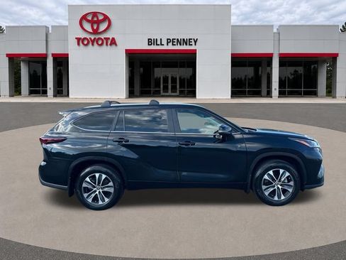 Used 2024 Toyota Highlander XLE FWD image 8