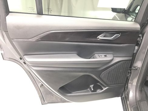 Used 2023 Jeep Grand Cherokee L Laredo image 13