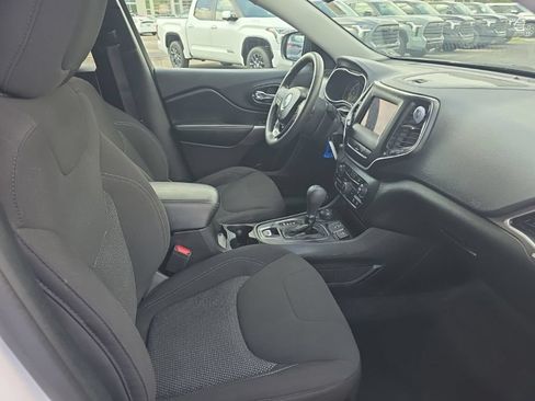 Used 2021 Jeep Cherokee Latitude AWD/4WD image 9
