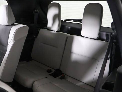 Used 2025 Mitsubishi Outlander SE image 32