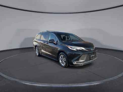 Used 2022 Toyota Sienna Platinum image 2