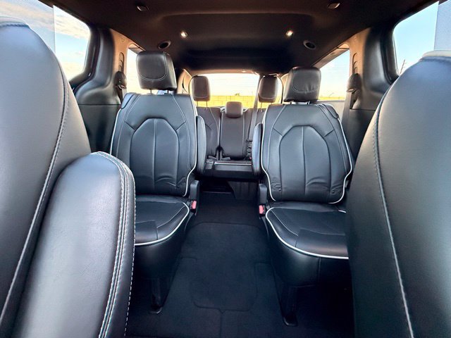 Used 2026 Chrysler Pacifica Limited FWD image 18
