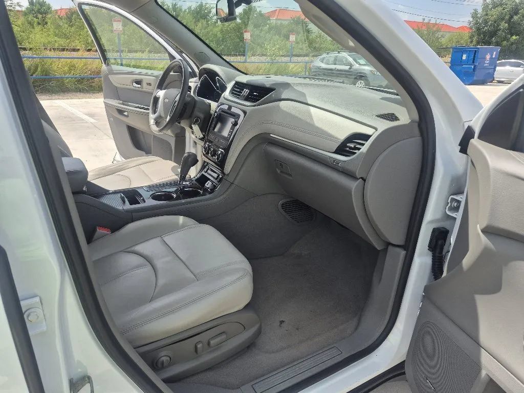 Used 2016 Chevrolet Traverse LT FWD image 17
