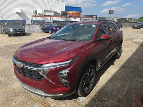 Used 2025 Chevrolet Trax LT w/ LT Convenience Package image 1