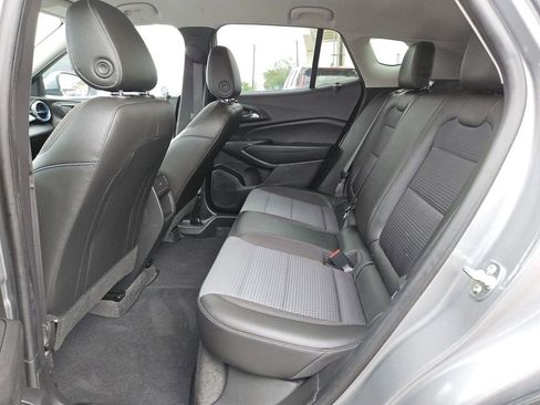 Used 2025 Chevrolet Trax LT w/ LT Convenience Package FWD image 17