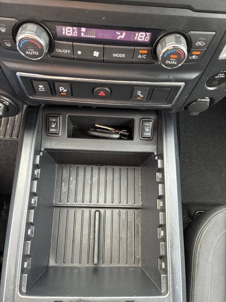 Used 2018 Nissan Titan SV AWD/4WD image 32