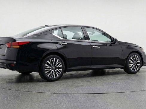 Used 2025 Nissan Altima 2.5 SV FWD image 9