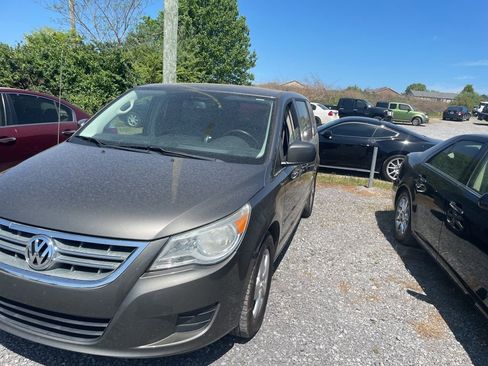 Used 2010 Volkswagen Routan SE image 3