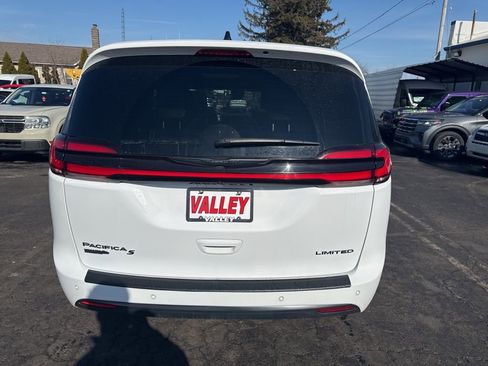 Used 2025 Chrysler Pacifica Limited image 11