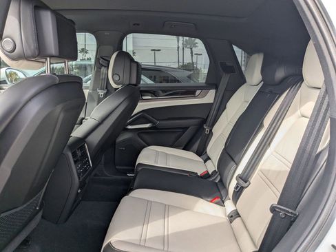 Certified 2025 Porsche Cayenne image 21
