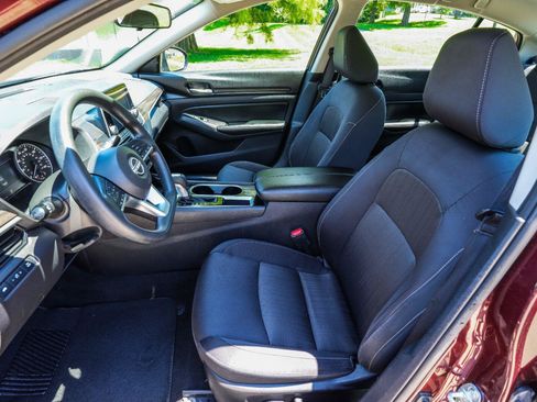 Used 2024 Nissan Altima 2.5 SV FWD image 34