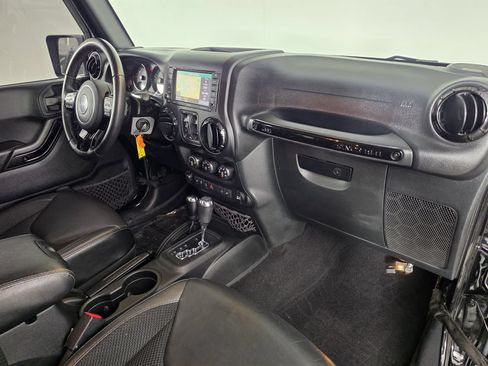 Used 2017 Jeep Wrangler Unlimited Sahara AWD/4WD image 31