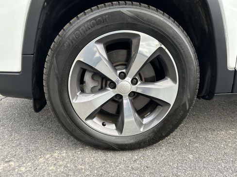 Used 2019 Jeep Cherokee Limited image 8