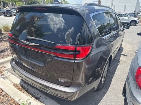 Used 2021 Chrysler Pacifica Touring FWD image 12
