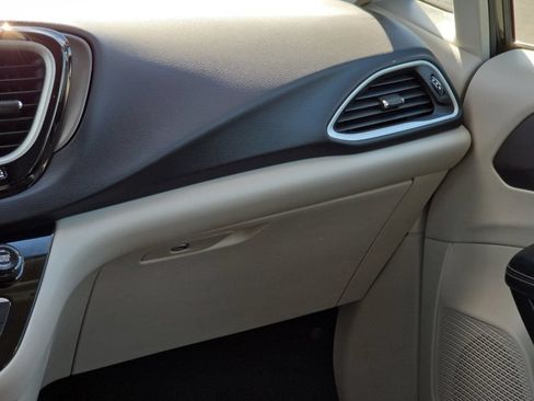 Certified 2023 Chrysler Pacifica Touring-L FWD image 31