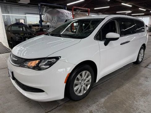 Used 2021 Chrysler Voyager L FWD image 1