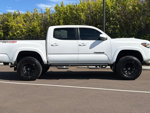 Used 2021 Toyota Tacoma TRD Sport w/ TRD Premium Sport Package image 3