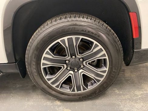 Used 2023 Jeep Wagoneer L 4WD w/ Premium Group I image 32