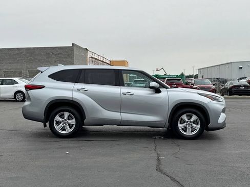 Used 2021 Toyota Highlander LE AWD/4WD image 8